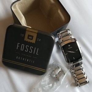 Fossil watch with metal box and extra links
